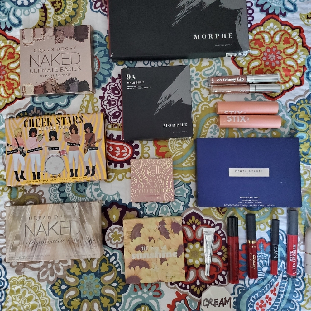 19 piece makeup bundle !